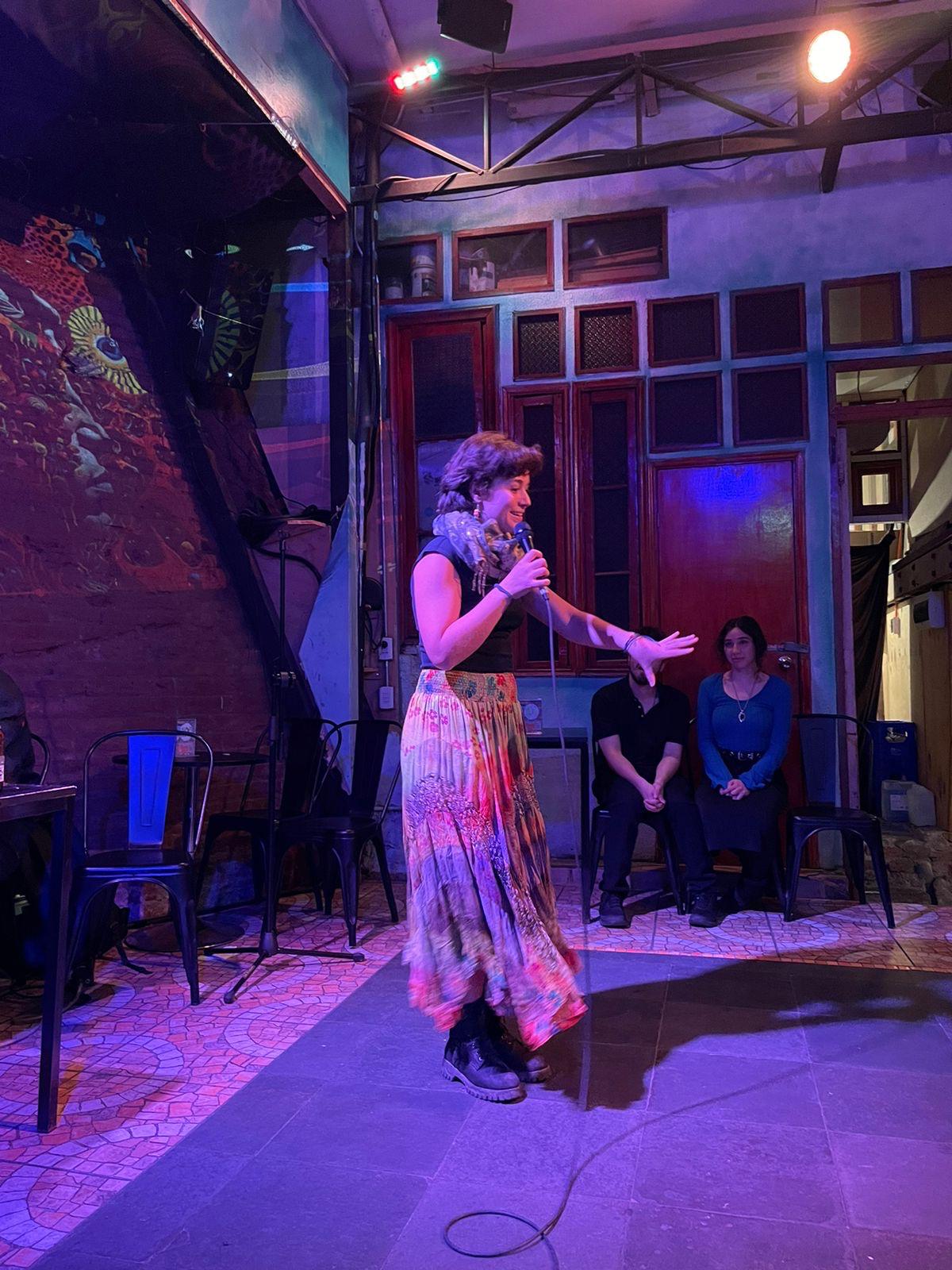 Facilitadora hablando al público antes de un taller de balfolk en Valparaíso