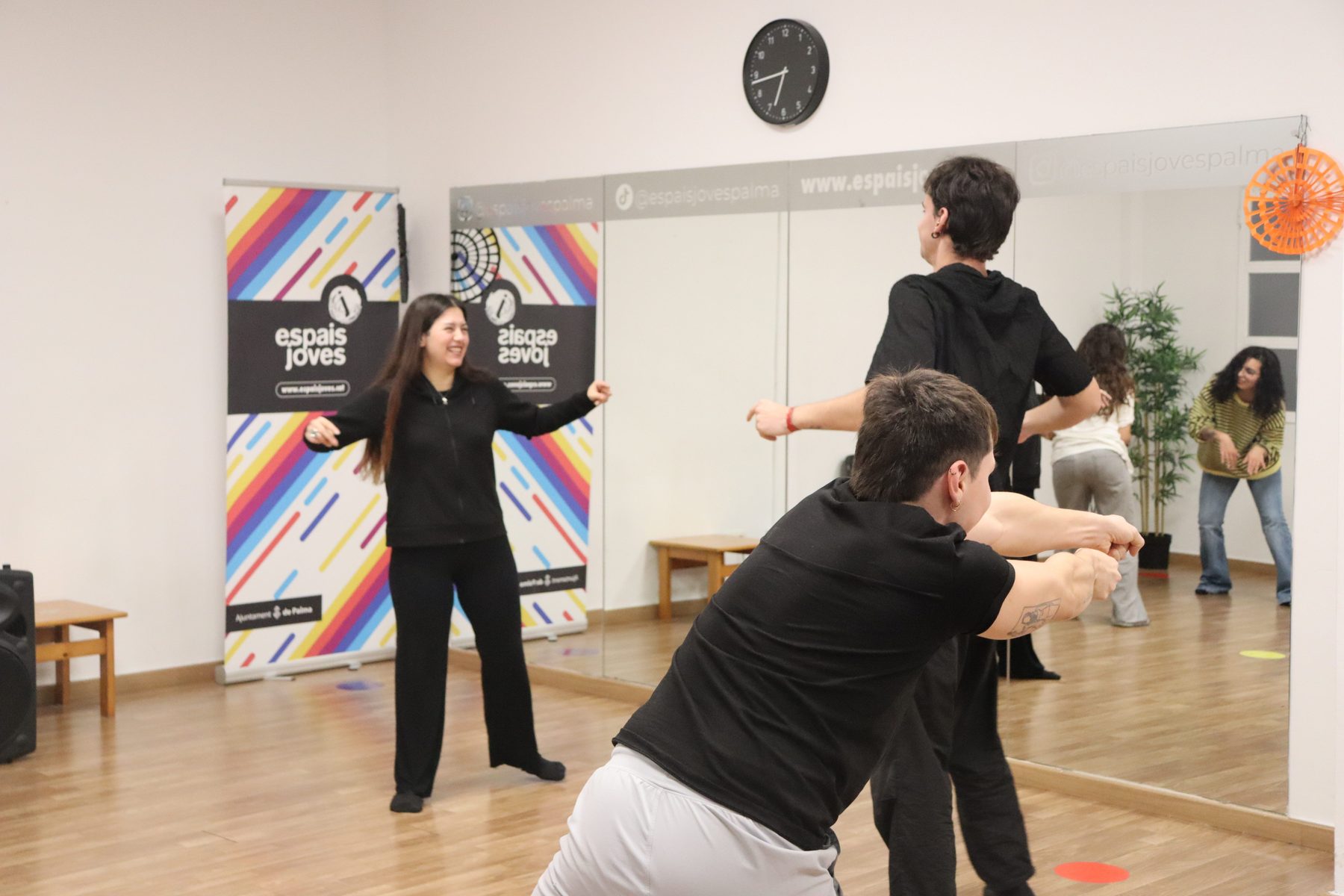 Grupo de participantes de Feim Teatre sentados en círculo durante una sesión