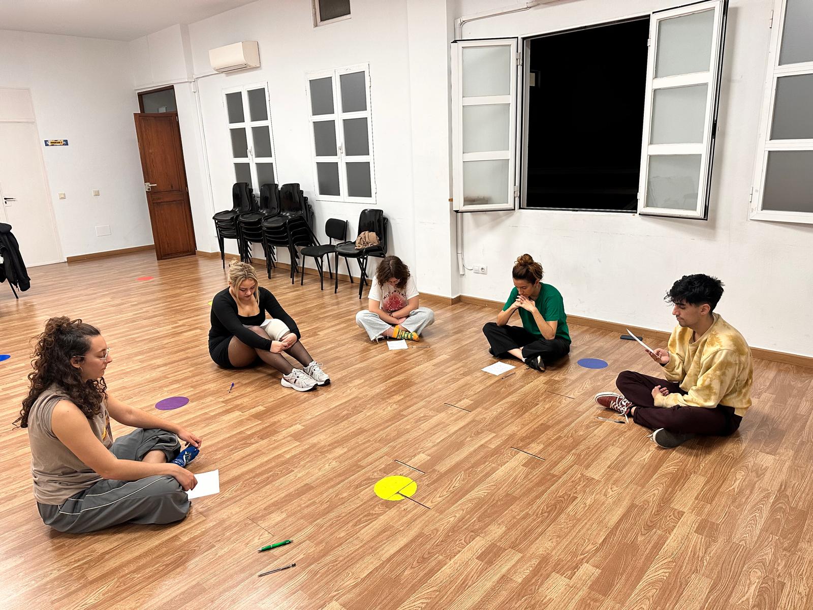 Grupo de Feim Teatre sentado en círculo
