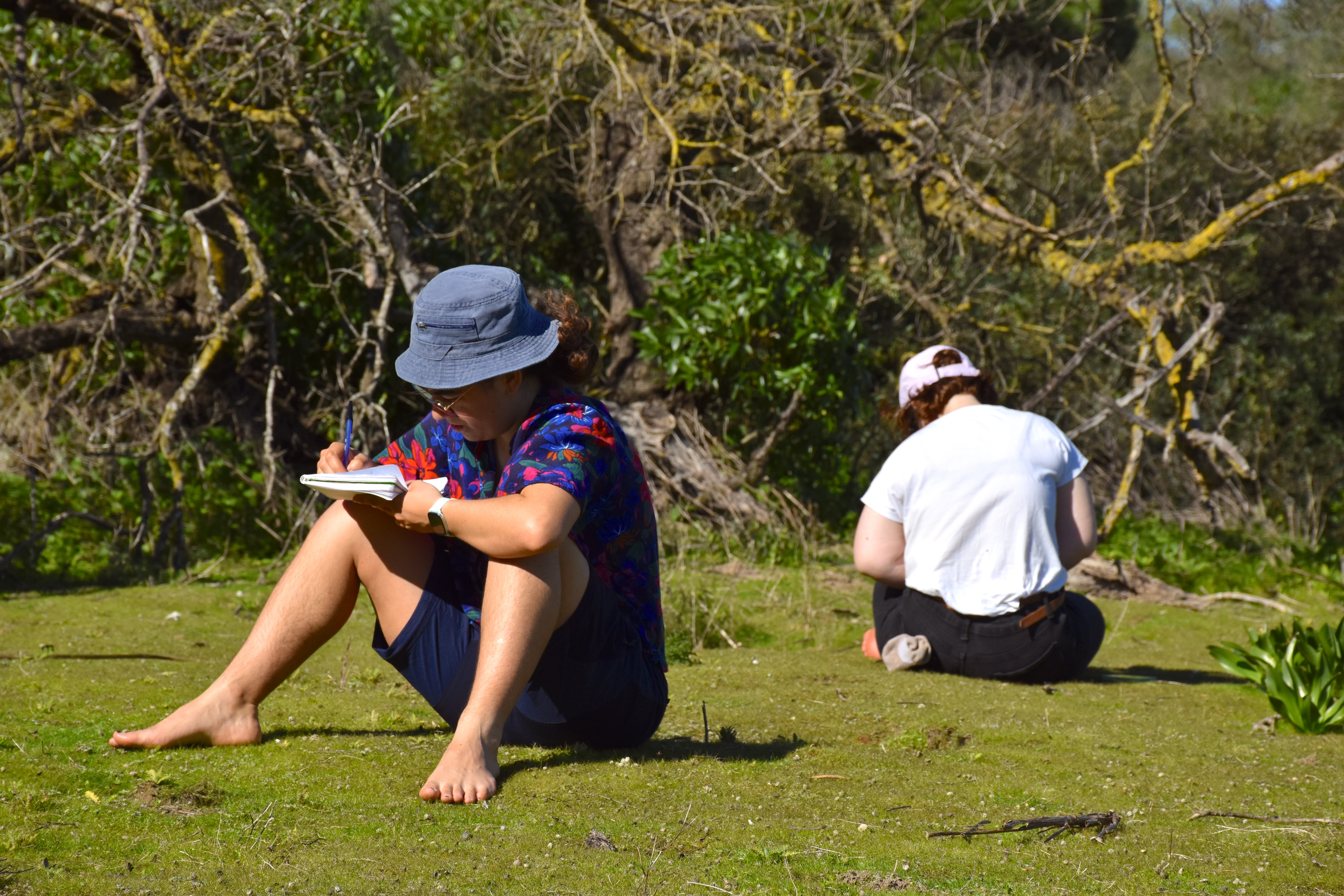 Participante de Poesía Visual escribiendo al aire libre