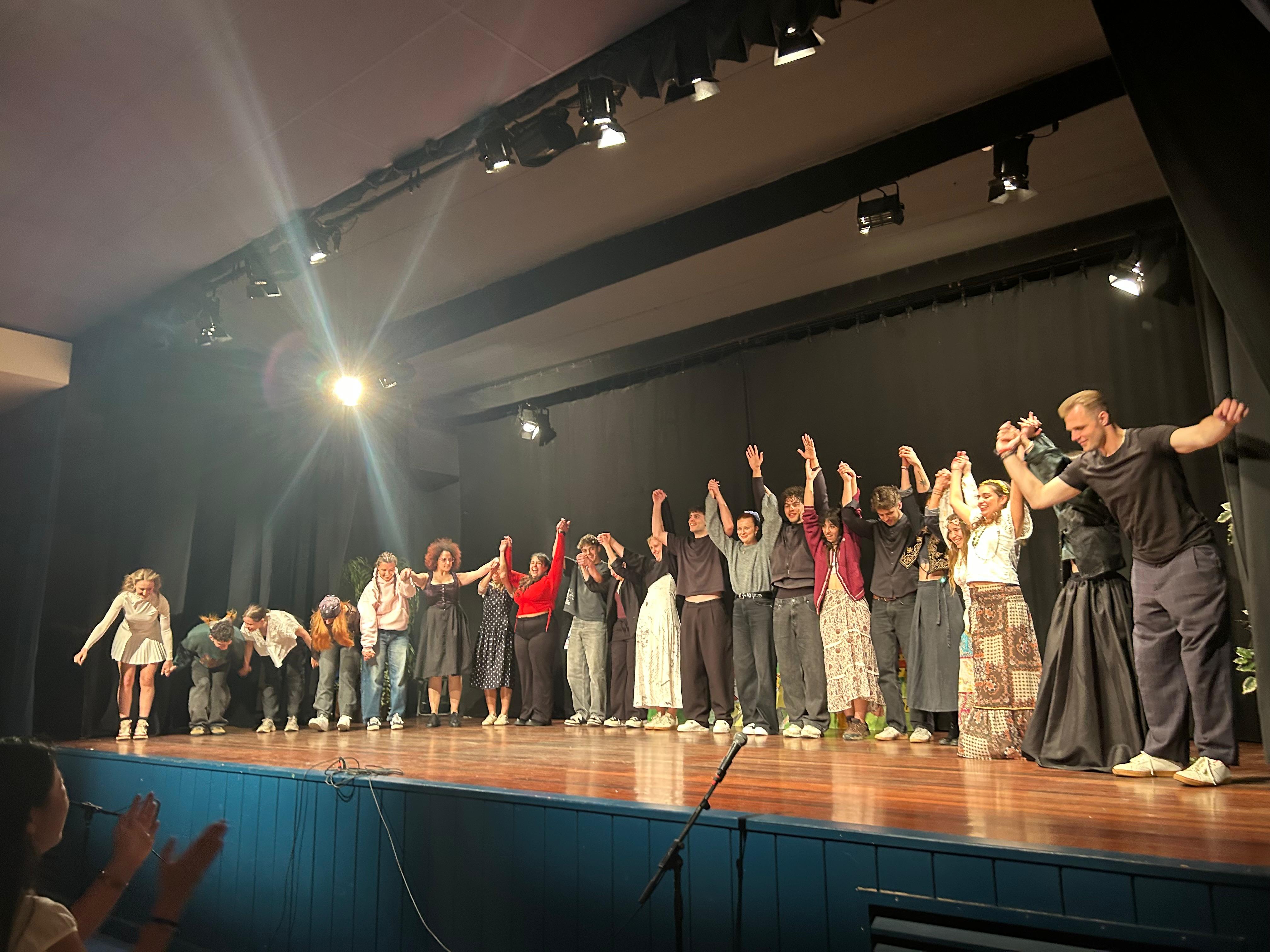 Grupo de participantes de Stage Up saludando al público al final de su actuación teatral